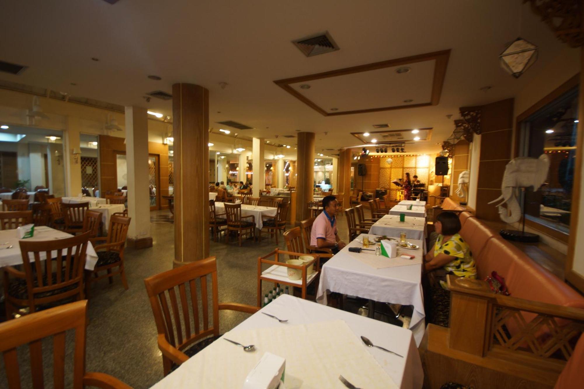 Dhevaraj Hotel Nan Exterior photo