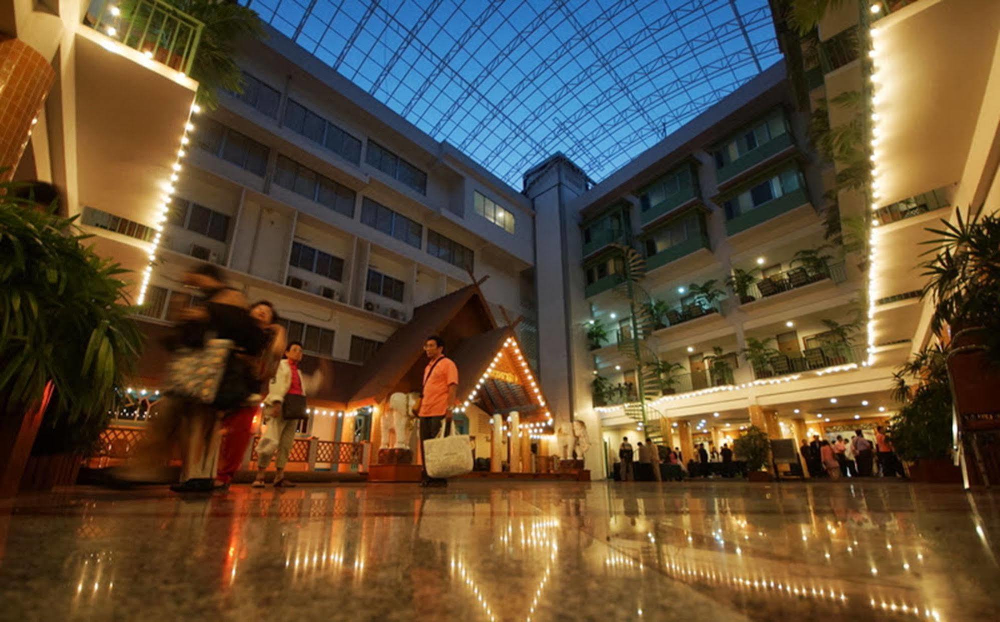 Dhevaraj Hotel Nan Exterior photo
